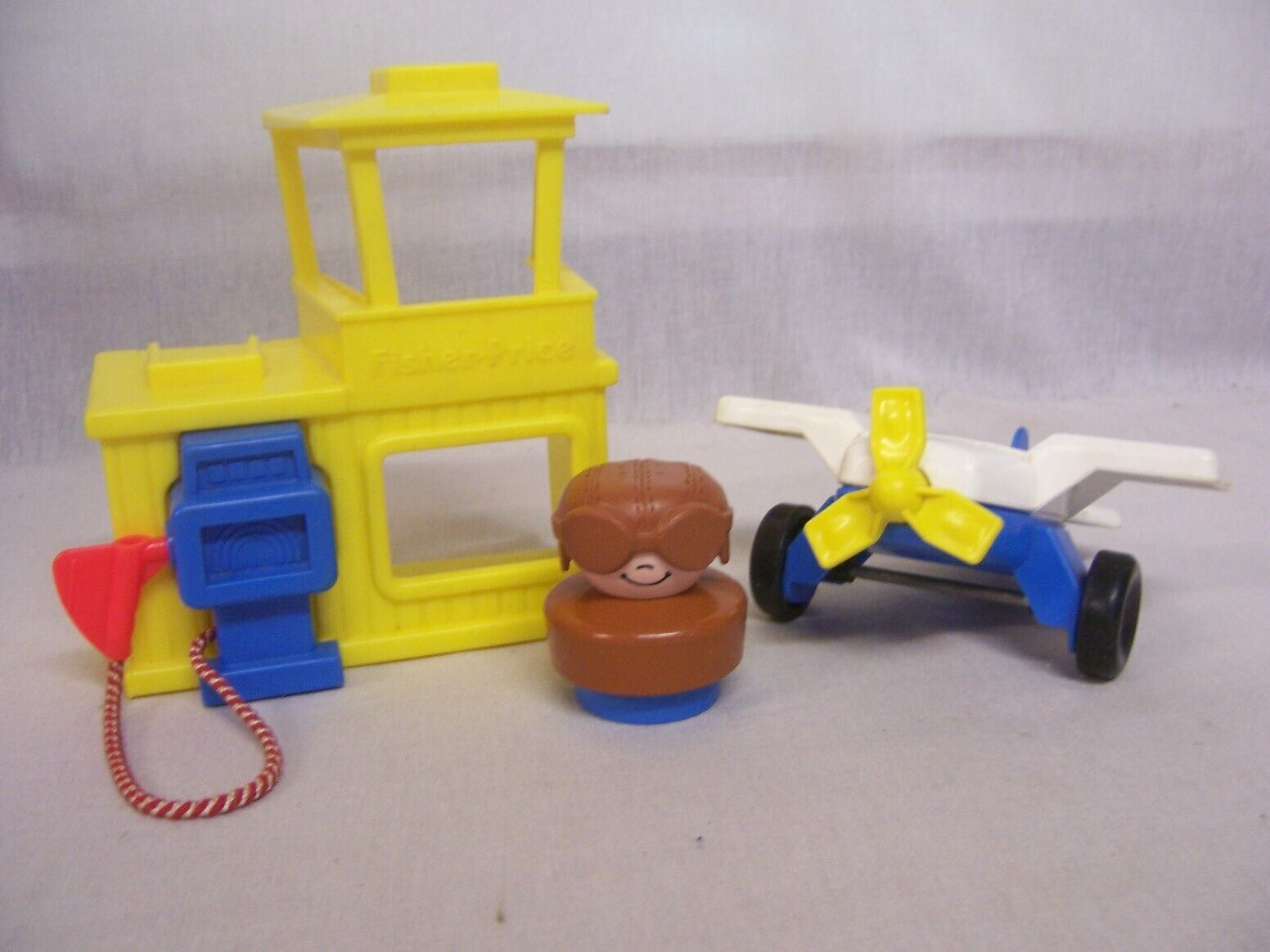 1990 Fisher Price Chunky Little People 2378,airport Fun,plane,gas Fillup,pilot