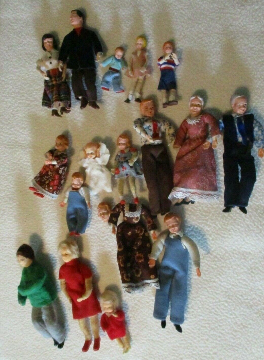17 vintage Doll house dolls- Family's- 2